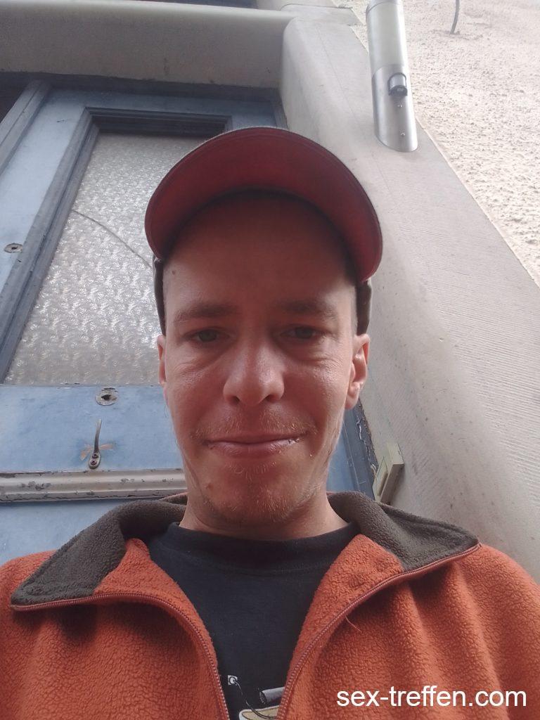 Er sucht Sex mit Frauen in Lack, Leder und Overknee Stiefeln Er sucht Sex mit Frauen in Lack und Leder