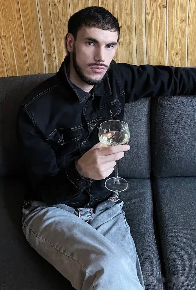 Echte Jungfrau gesucht ab 18 Jahren von attraktiven Mann Echte Jungfrau gesucht ab 18