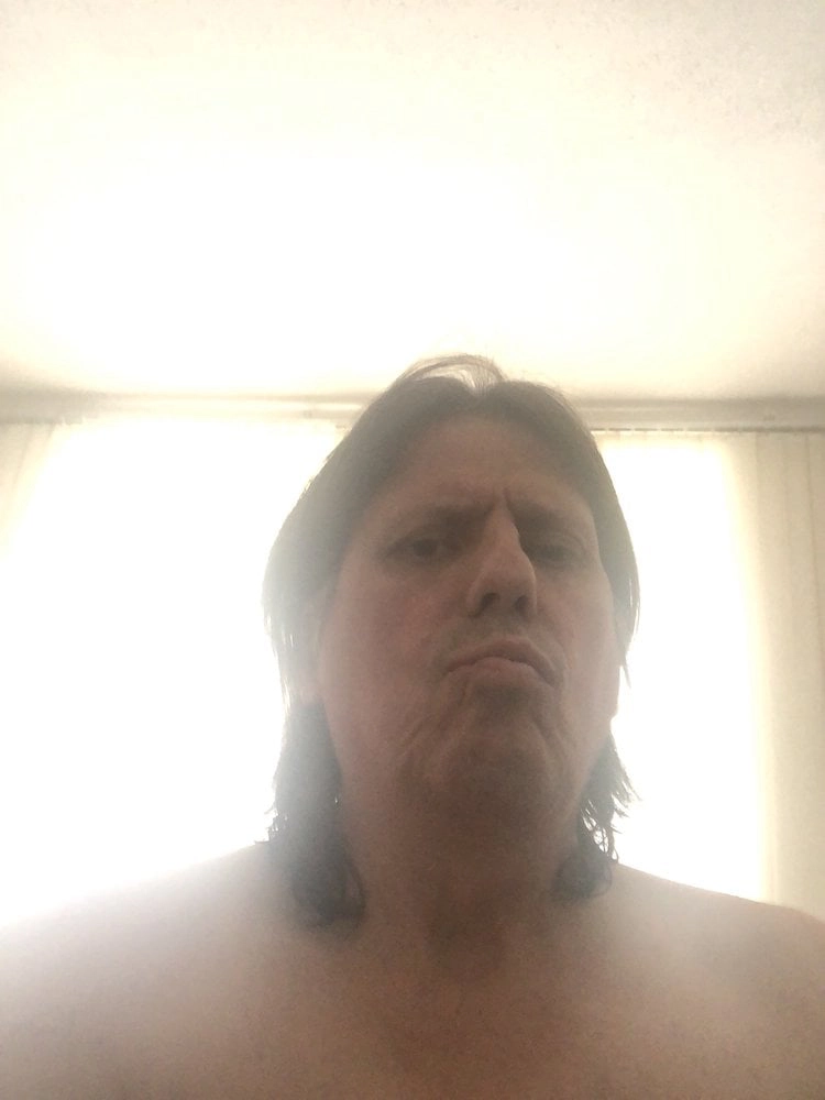 Er sucht nackte Haushaltshilfe gegen Bezahlung Er sucht nackte Haushaltshilfe