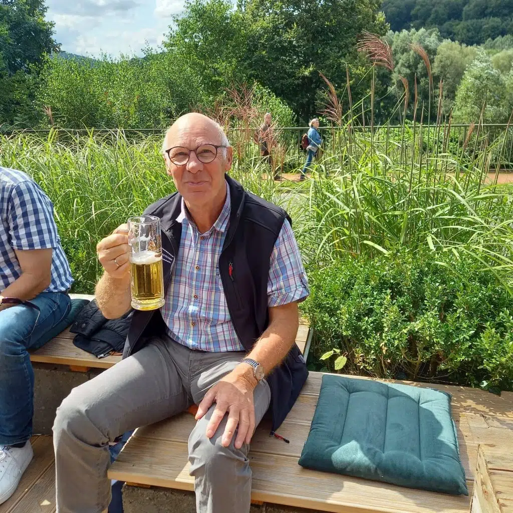 Er möchte einfach spontan schöne Zeit mit ihr genießen Er möchte einfach Zeit mit ihr genießen