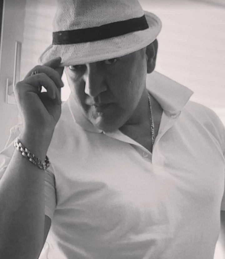 Suche Frauen für Abenteuer Zuhause oder im Hotel und Büro Suche Frauen für Abenteuer