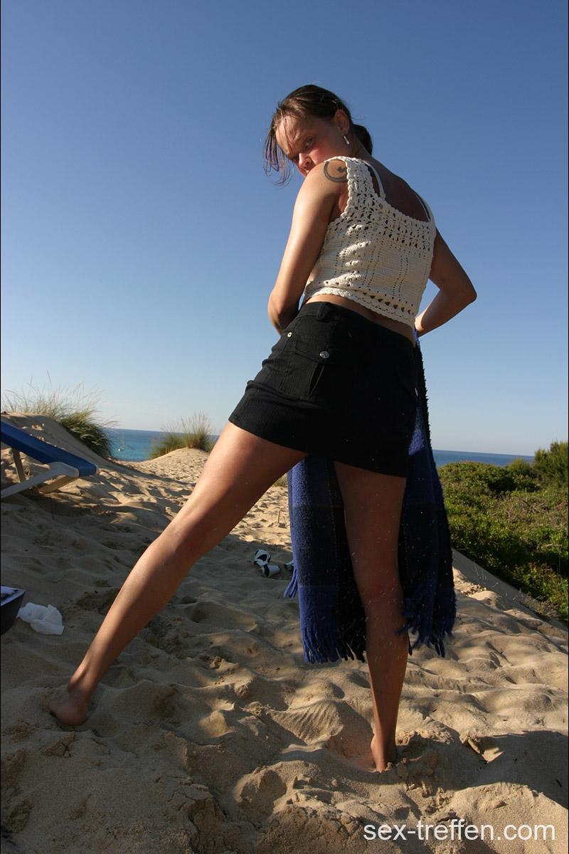 FKK Anhängerin möchte Sex am Strand probieren FKK Strandnixe 26 Jahre möchte Sex am Strand