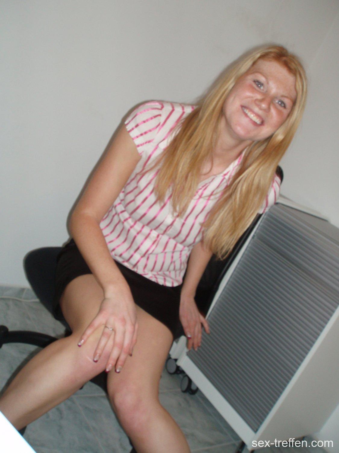 Heiße Sekretärin gibt dir Feuer bei einem Sexdate in Bremen Heiße Sekretärin 24 Jahre braucht es feurig