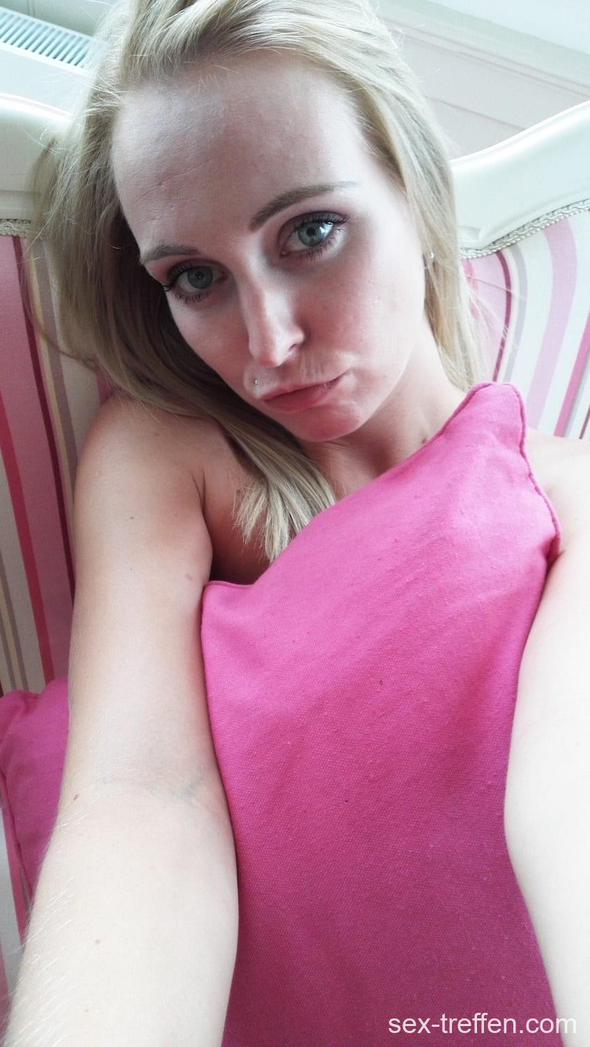 Süßes Girl will Sextreffs finden und versaut bumsen lassen Süßes Girl Sextreffs finden