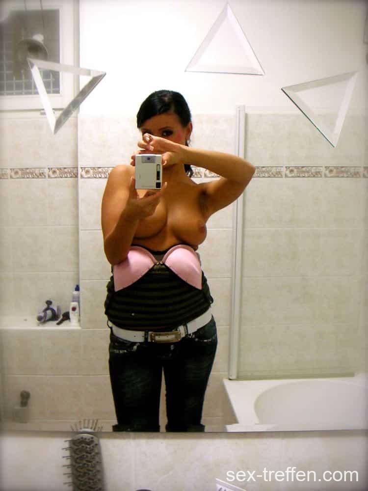 Frivole Haushaltshilfe für reife Herren und geile Senioren Frivole Haushaltshilfe für Herren