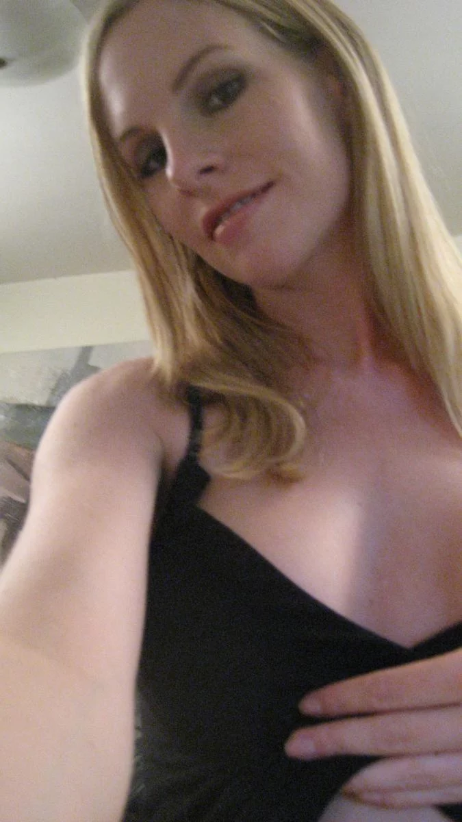 Ganz allein und notgeil Zuhause in Neubrandenburg Notgeile Sie 38 Jahre will Ihn zum vögeln